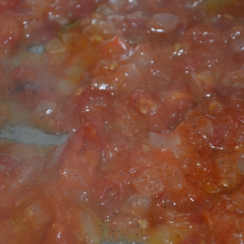 1. Этап. Баклажаны по-гречески: Обжариваем лук до прозрачности на оливковом масле, затем добавляем помидоры, сбавляем огонь и тушим около 10 минут, пока соус не обретет нужную вам консистенцию (кто-то любит погуще, кто-то - наоборот). В процессе тушения добавляем соль, перец и, при желании, специи.