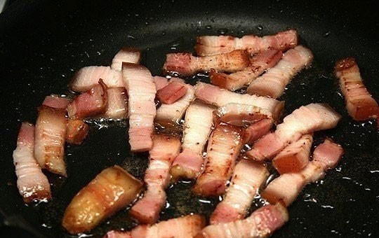 1. Этап. Суп гороховый с сухариками: 7. Грудинку нарезаю тонкими полосками и обжариваю на раскалённой сковороде с добавлением небольшого количества подсолнечного масла. Добавляю к грудинке на сковороду лук, морковь и перец, перемешиваю и обжариваю, добавляю их в суп, варю еще 10 минут, а после выключаю его.