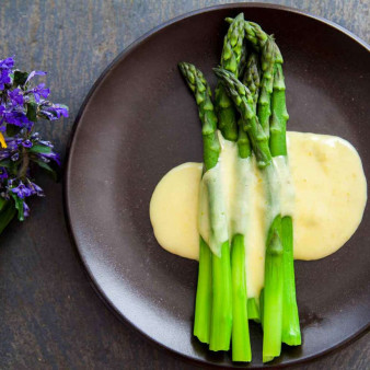 Steamed Asparagus with Hollandaise Sauce