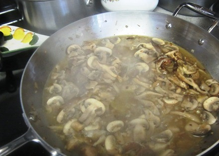 1. Этап. Жареные грибы с макаронами: 8. Затем влить белое сухое вино, перемешать и продолжать тушить. В этот простой рецепт жареных грибов с макаронами вино можно и не использовать, однако оно придает блюду невероятный аромат.