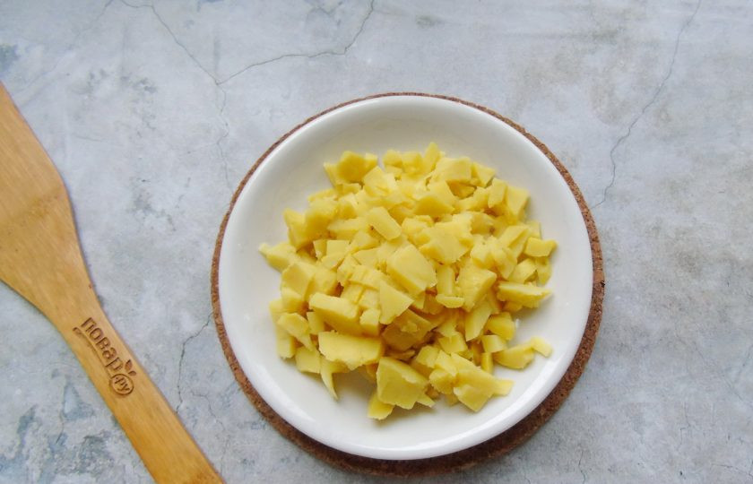 1. Этап. Слоеный салат Граф с курицей, свеклой и черносливом: Картофель сварите, охладите и тоже нарежьте кубиками.