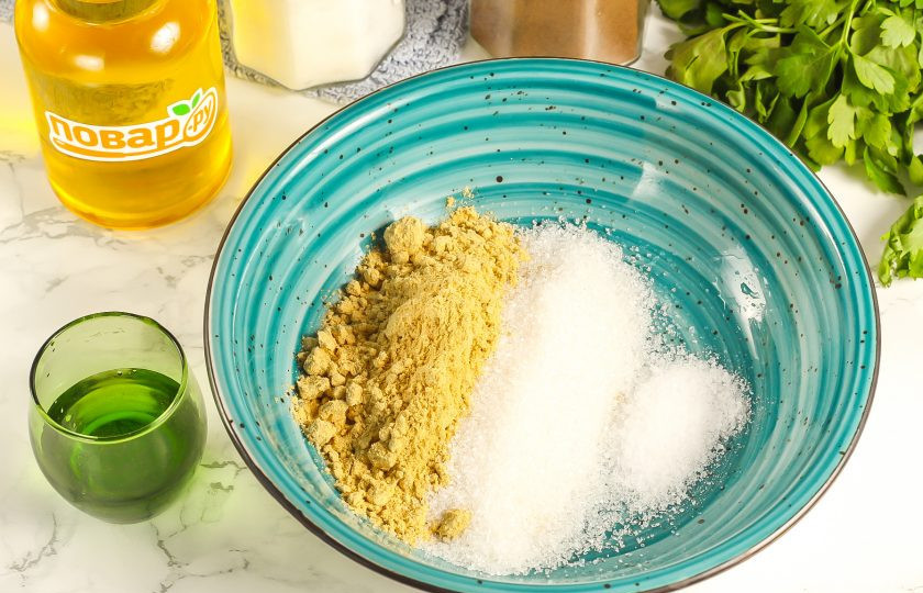 1. Этап. Ядрёная горчица: Высыпьте горчичный порошок, сахар и соль в глубокую емкость или банку, контейнер для пищевых продуктов. Сахара должно быть достаточно, чтобы горчица получилась жгучей на вкус.