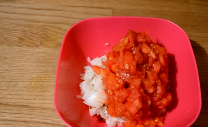 1. Этап. Самая вкусная баклажанная икра Сырая: 5. В миске смешиваем измельченный лук, чеснок и томаты, перемешиваем и отставляем в сторону.