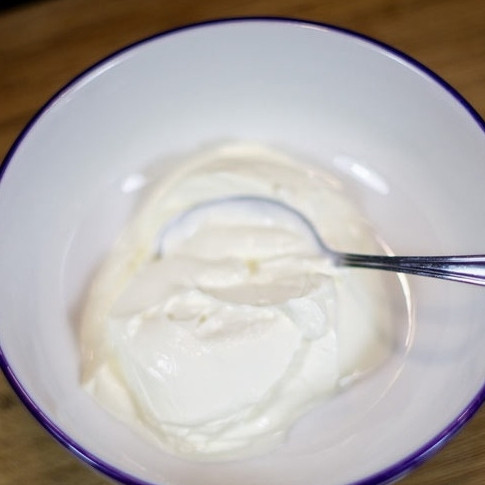1. Этап. Дип из сыра фета: В мисочку кладем сметану.