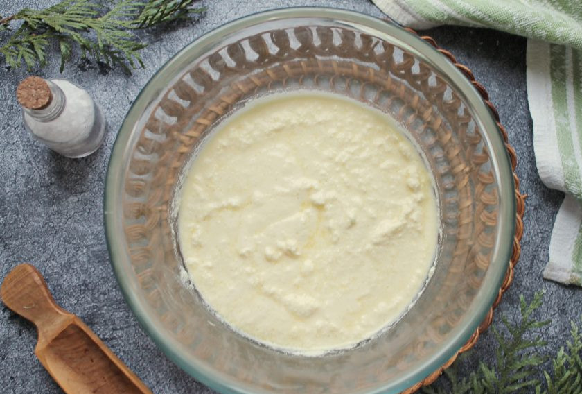 1. Этап. Сырники из детского творожка Агуша: Творожок выложите в миску, всыпьте сахар и разбейте яйцо. Все хорошо перемешайте.