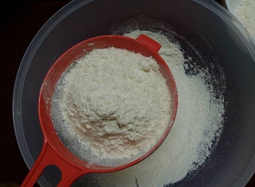 1. Этап. Влажный бисквит с манго: 1. Просейте муку, разрыхлитель и соль через сито.