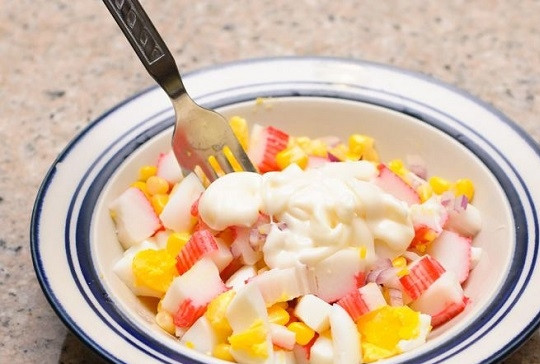 1. Этап. Салат Нежный с крабовыми палочками: 4. Заправьте по вкусу майонезом.