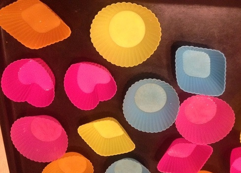 1. Этап. Творожные кексы в силиконовых формочках: Силиконовые формочки выставим на противень. Смазывать их не нужно.