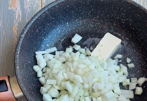 1. Этап. Брокколи с курицей в сырно-сливочном соусе: В сковороде растопить сливочное масло, добавить лук.