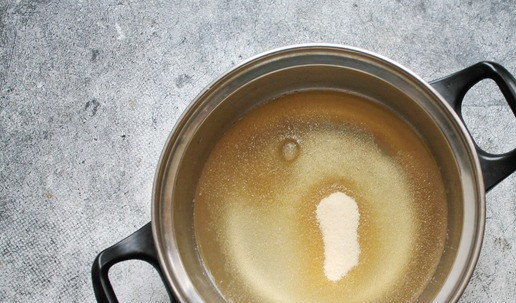 1. Этап. Заливное из индейки Провансаль: В 300 миллилитров остывшего бульона положите желатин, перемешайте и дайте набухнуть согласно инструкции. Распустите желатин на водяной бане.