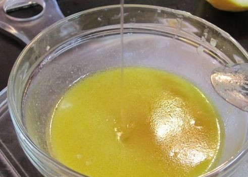 1. Этап. Салат из капусты с перцем: Из масла, уксуса, сахара, соли, специй готовим салатную заправку.