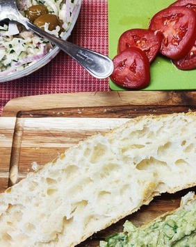 1. Этап. Багет-сэндвич: Начинаем собирать сэндвич. Для начала разрежем багет вдоль, слегка подсушим разрезы на сковороде. Это необходимо для того, чтоб хлеб не размокал. Нижнюю половинку смажем соусом из авокадо.