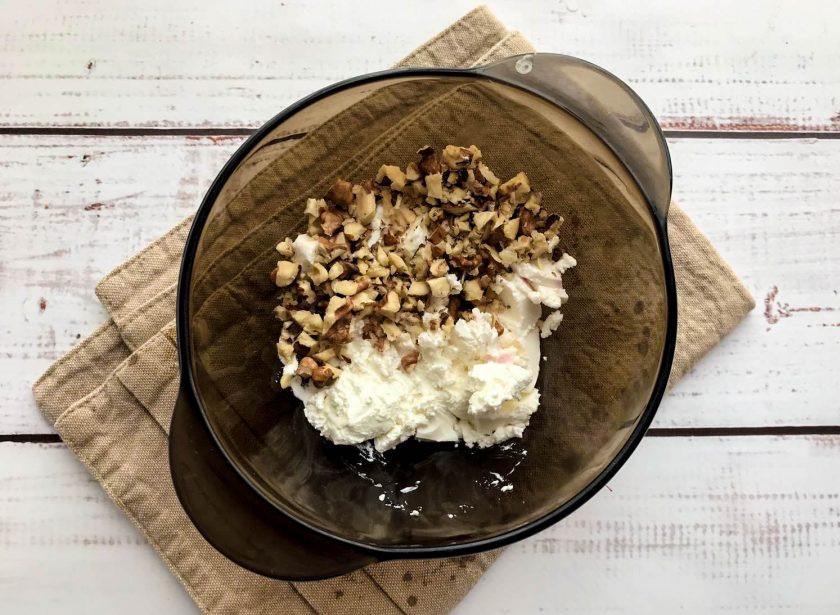 1. Этап. Свекольный мильфей: Сыр соедините с орехами и хорошо перемешайте.