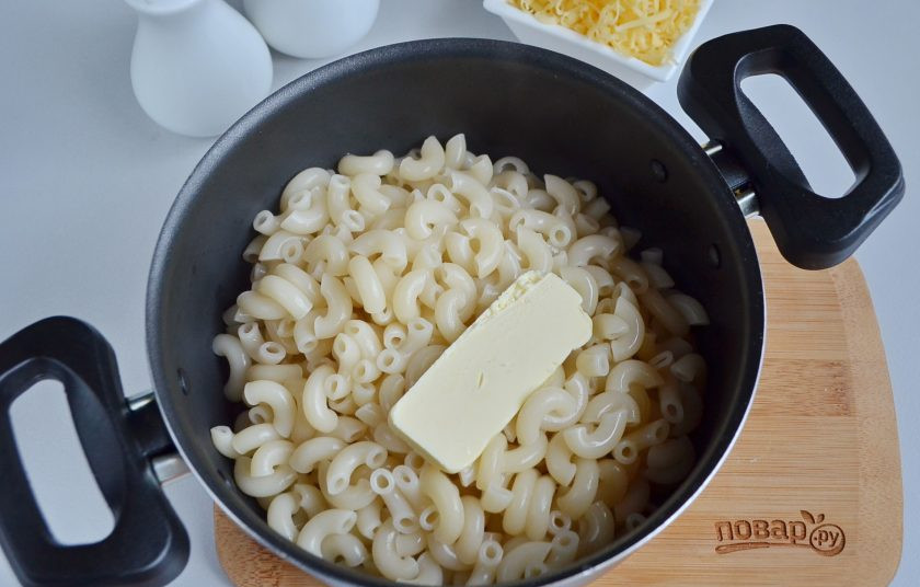 1. Этап. Шоты из бекона: Отварите макароны в соленой воде. Заправьте сливочным маслом или смальцем.