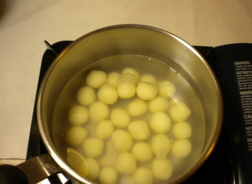 1. Этап. Каша из тыквы на воде: Отварите шарики в кипятке. Это займет пару минут, варятся они, как клецки.