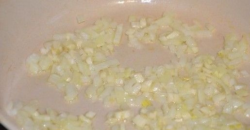 1. Этап. Бурый рис в духовке: Овощи обжарьте в разогретом масле до мягкости.