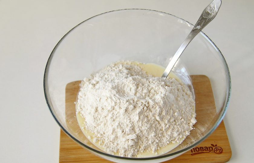 1. Этап. Кокроки с яблоками: Перемешайте и всыпьте муку.