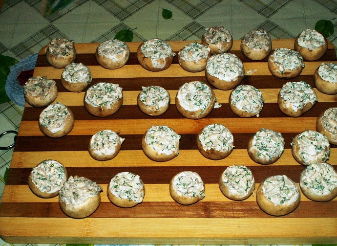 1. Этап. Грибы, запеченные с сыром в духовке: Получившейся начинкой наполните шляпки грибов.