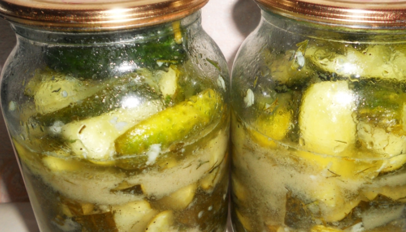 1. Этап. Огурцы в чесночном соусе на зиму: Храните консервацию в прохладном месте. Приятного аппетита!