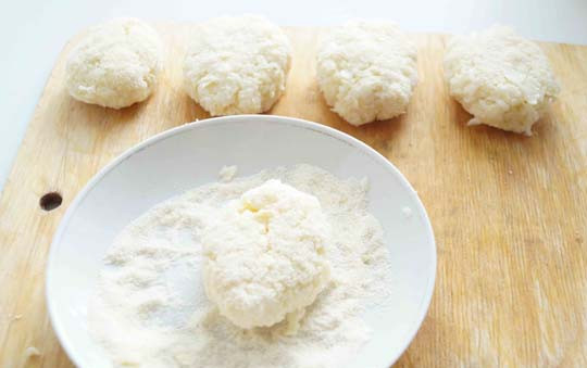 1. Этап. Котлеты капустные диетические: 3. Разогрейте до 180 градусов духовку. Из полученного фарша сформируйте небольшие котлетки. Всыпьте оставшуюся манку в тарелочку, обваляйте в ней котлетки со всех сторон.