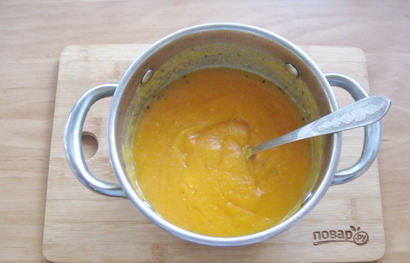 1. Этап. Тыквенный суп с мясом краба: Перемешайте суп с крабовым мясом.