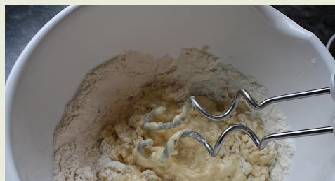 1. Этап. Вертута с яблоками: 2. Приготовьте тесто: в иске размешайте растительное мало, яйца и воду. Добавьте сахар и муку. Замесите тесто.