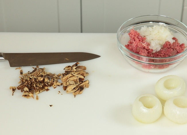 1. Этап. Лук в духовке фаршированный: Смешать лук, фарш, нарезанные грибы.