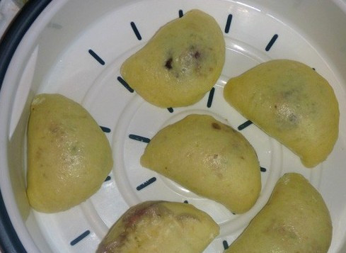 1. Этап. Вареники на пару в мультиварке: Готовим вареники по три минутки с каждой стороны, вы сразу увидите, как ваши вареники увеличиваются в объеме и растут на глазах.