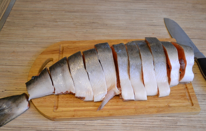 1. Этап. Горбуша в сливках: Итак, удаляем из рыбы внутренности, отрезаем голову и хвост, убираем чешую. Промываем горбушу под проточной водой, высушиваем при помощи бумажных салфеток и нарезаем ее на кусочки в 2 см шириной.