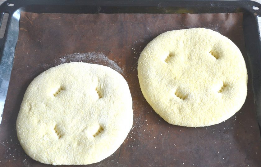 1. Этап. Марокканский хлеб: Сделайте из теста лепешки, выложите на противень, накройте салфеткой, дайте расстойку 1 час. Через час вилкой сделайте проколы. Выпекайте хлеб при температуре 220 градусов 20-25 минут.
