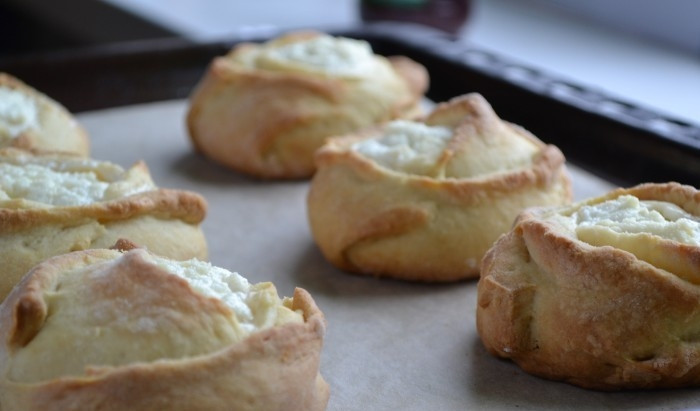 1. Этап. Ватрушка с творогом без дрожжей: 5. Отправляем в разогретую до 180 градусов духовку на 25-30 минут. По внешнему виду они будут напоминать розочку: красиво и очень вкусно.