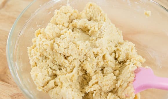 1. Этап. Воздушное лимонное печенье: 4. Далее к масляной массе всыпьте мучную. Замешайте тесто.