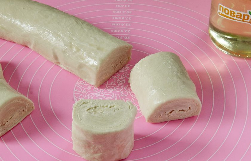 1. Этап. Узбекские слоеные лепешки: Смазанный пласт сверните в рулет, заверните в пищевую пленку и уберите в холодильник на 30 минут. Затем разделите на 6 равных частей.