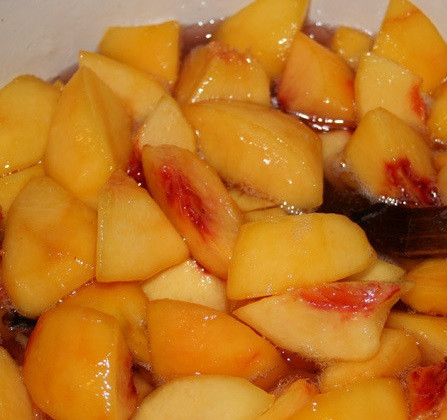 1. Этап. Варенье из персиков без кожуры: В кипящий сироп опускаем персики. Варим несколько минут и снимаем с огня. Оставляем на ночь.