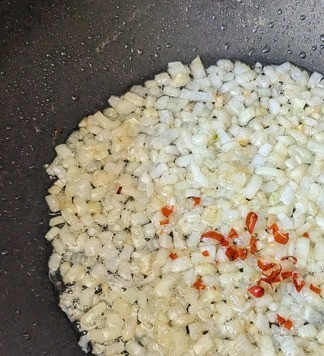 1. Этап. Куриная грудка в кокосово-лаймовом соусе: Отставить мясо в сторону, в этой же сковороде обжарить лук до золотистого цвета, добавить чили, жарить ещё 1-2 минуты.