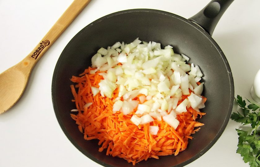 1. Этап. Борщ для детей: Разогрейте сковороду с маслом и положите нарезанный кубиками лук и тертую морковь.
