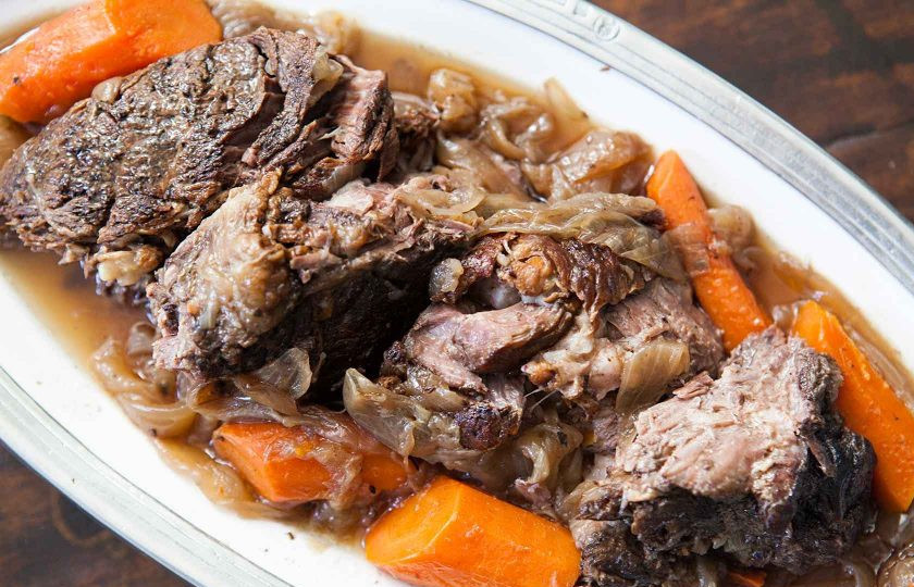 1. Этап. Говядина, тушеная в казане: 6. Готовое мясо нарежьте кусочками (не составит труда сделать это обычно вилкой) и подавайте с овощами. Приятного аппетита!