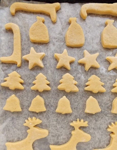 1. Этап. Новогодние пряники: 4. Противень застилаем пергаментом, смазываем подсолнечным маслом и выкладываем вырезанные фигурки. Выпекаем в разогретом до 200 градусов духовом шкафу 15-20 минут.