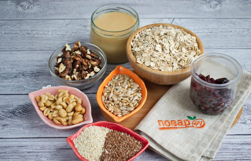 1. Этап. Батончики мюсли с орехами: Подготовьте необходимые продукты. Клюкву и изюм замочите в горячей воде на 15 минут, слейте воду, обсушите сухофрукты бумажным полотенцем.