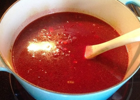 1. Этап. Суп (борщ) с мясом: Достаем из духовки мясо, добавляем горячую воду. Доводим до кипения, добавляем овощную смесь со сковороды и картофель.