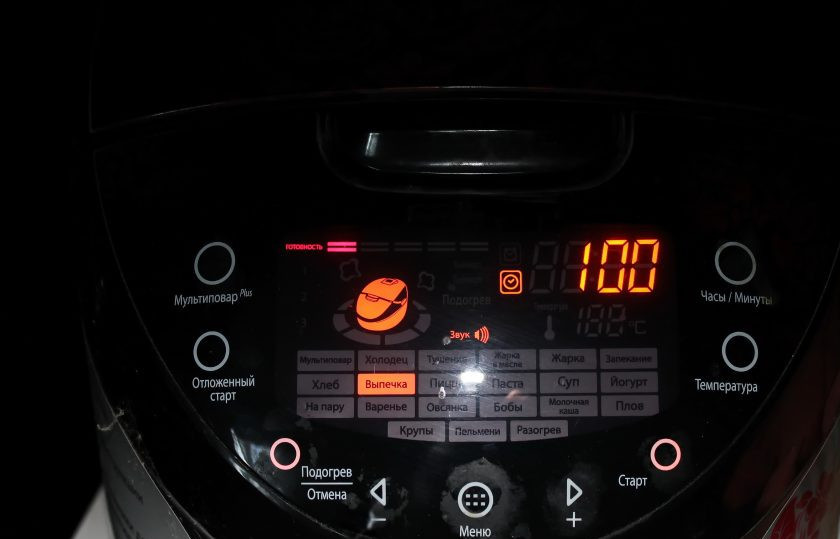 1. Этап. Торт Чародейка в мультиварке: Поставьте чашу в мультиварку и выпекайте при режиме 