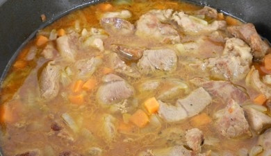 1. Этап. Тушеная свинина с подливкой: Выкладываем овощи к мясу и обжариваем 4-5 минут. Добавляем бульон и томатную пасту, соль по вкусу. Перемешиваем и доводим все до кипения. Тушим на медленном огне, под крышкой, примерно 40-45 минут. За несколько минут до конца добавьте лавровый лист и измельченный чеснок.