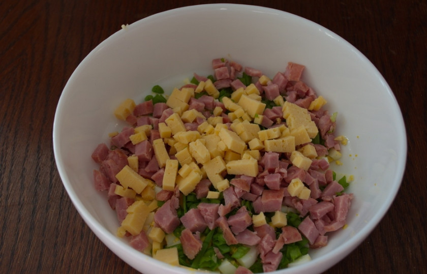 1. Этап. Салат с колбасой и сыром: Твердый сыр нарезать кубиком. Можно использовать терку с крупной решеткой. Я взяла сыр 