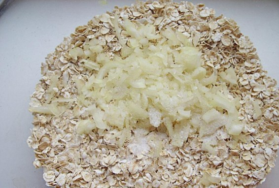 1. Этап. Крабовые палочки в тесте: Для приготовления теста в овсяные хлопья добавьте мелко порезанный репчатый лук, посолите.