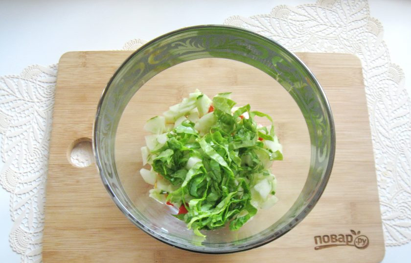 1. Этап. Зеленый салат с крабовыми палочками: Салатный лист помойте и нарежьте. Выложите в салат.