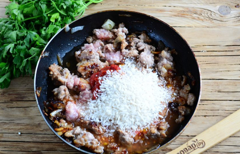 1. Этап. Фаршированные томаты Сеньор Помидор: Затем добавьте в сковороду рис (сырой), томатную пасту и мякоть помидоров, слегка посолите и поперчите.