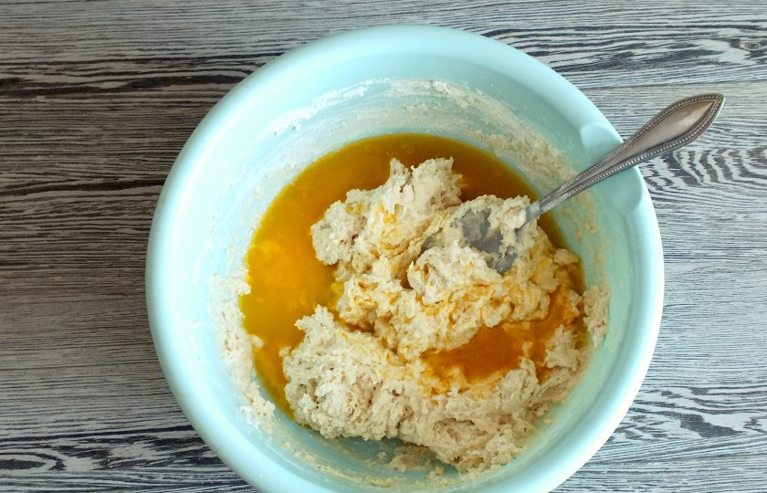 1. Этап. Пирог с пикшей: Влейте маргарин. Перемешайте.