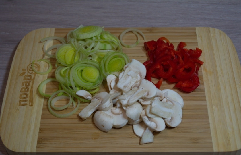 1. Этап. Куриный суп с лапшой в азиатском стиле: Для приготовления супа необходимо очистить и нарезать: лук-порей, шампиньоны и болгарский перец.