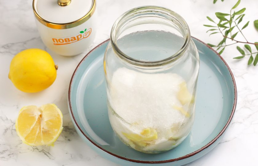 1. Этап. Настойка лимонная Скороспелая: Всыпьте сахарный песок. По желанию можете добавить немного ванильного сахара или молотую корицу, палочки корицы.