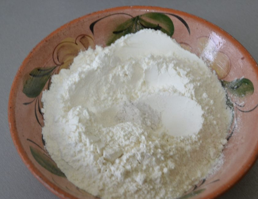 1. Этап. Мини-куличики на Пасху: Добавьте к просеянной муке ванильный сахар.